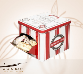 Boîte distributrice garnie de cubes de nougats