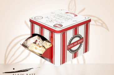 Boîte distributrice garnie de cubes de nougats