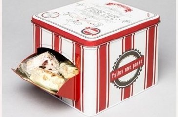 Boîte distributrice garnie de cubes de nougats assortis